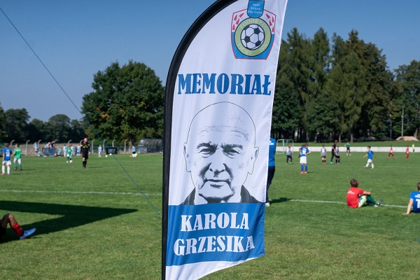 MEMORIAŁ KAROLA GRZESIKA W SŁONECZNEJ OPRAWIE